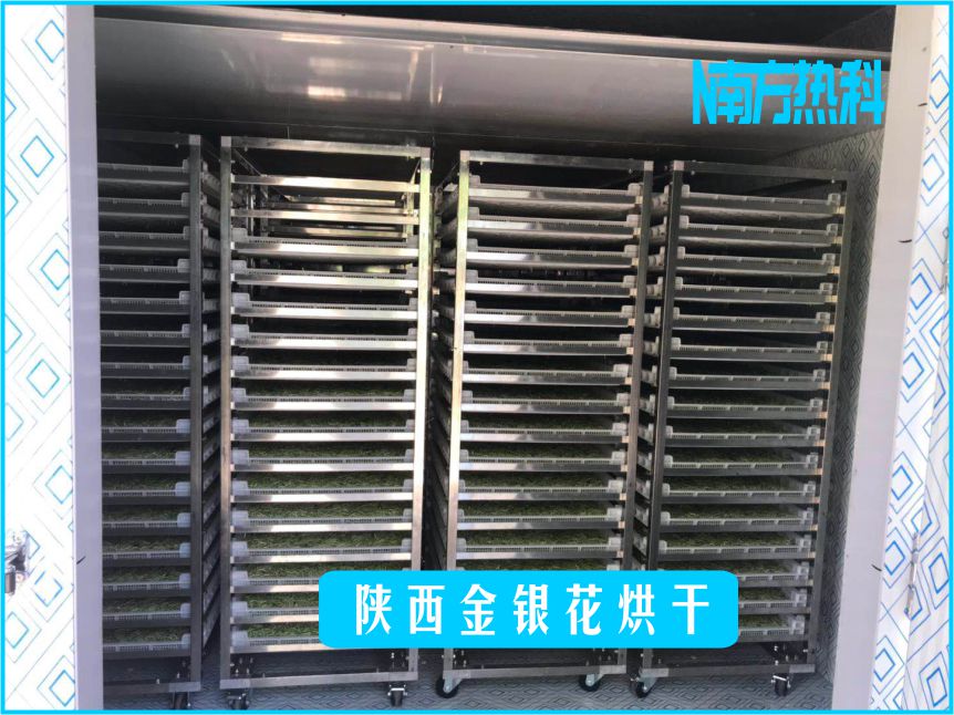 南方熱科金銀花烘干機溫濕度參數(shù)設置是預熱溫度設定為35-40℃左右，然后將擺好金銀花的物料架推入烘干房，然后提升5℃，加大排濕，時間5小時左右。