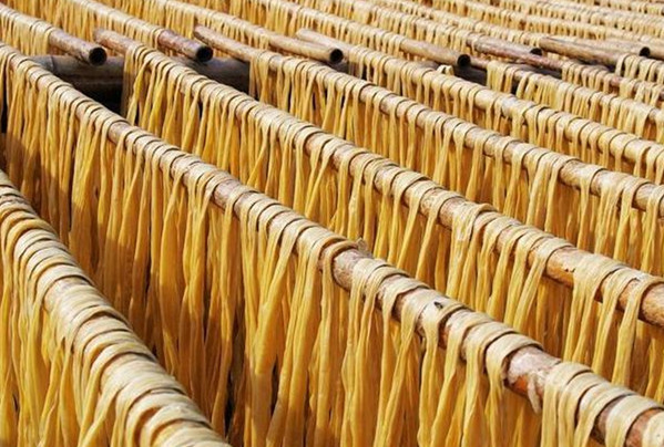 南方熱科六大腐竹生產(chǎn)基地，即江西高安腐竹、廣西高田腐竹、福建三明腐竹、河南許昌的“腐竹之鄉(xiāng)”、廣西賀州腐竹、廣東新橋腐竹加工廠紛紛用起了南方熱科空氣能熱泵腐竹烘干機(jī)